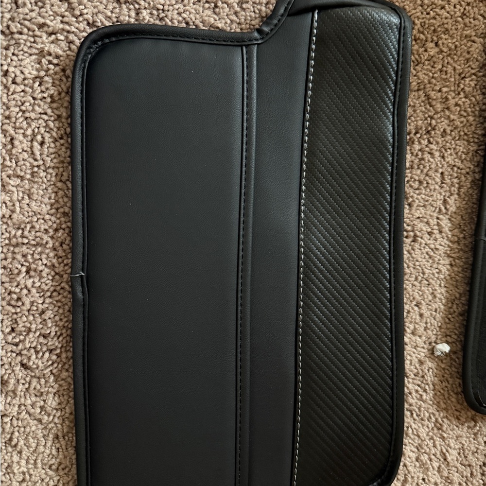 Nissan Rogue 2021–2025 Armrest Cover T33 Leather Black 2 Pockets- like new, car